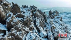 新疆托克逊怪石林雪后着素